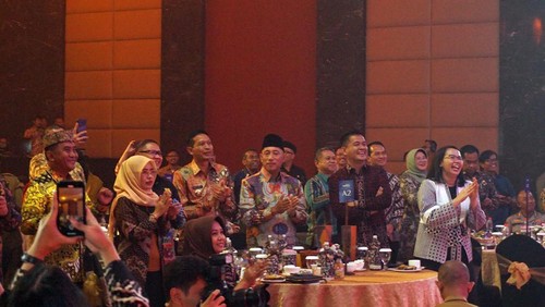 Para pejabat dan tamu undangan sedang menikmati hiburan dari Nassar