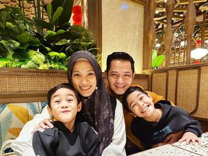 Potret Keakraban Dude Harlino saat Makan Bareng Keluarga Potret Keakraban Dude Harlino saat Makan Bareng Keluarga