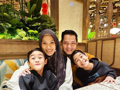 Potret Keakraban Dude Harlino saat Makan Bareng Keluarga