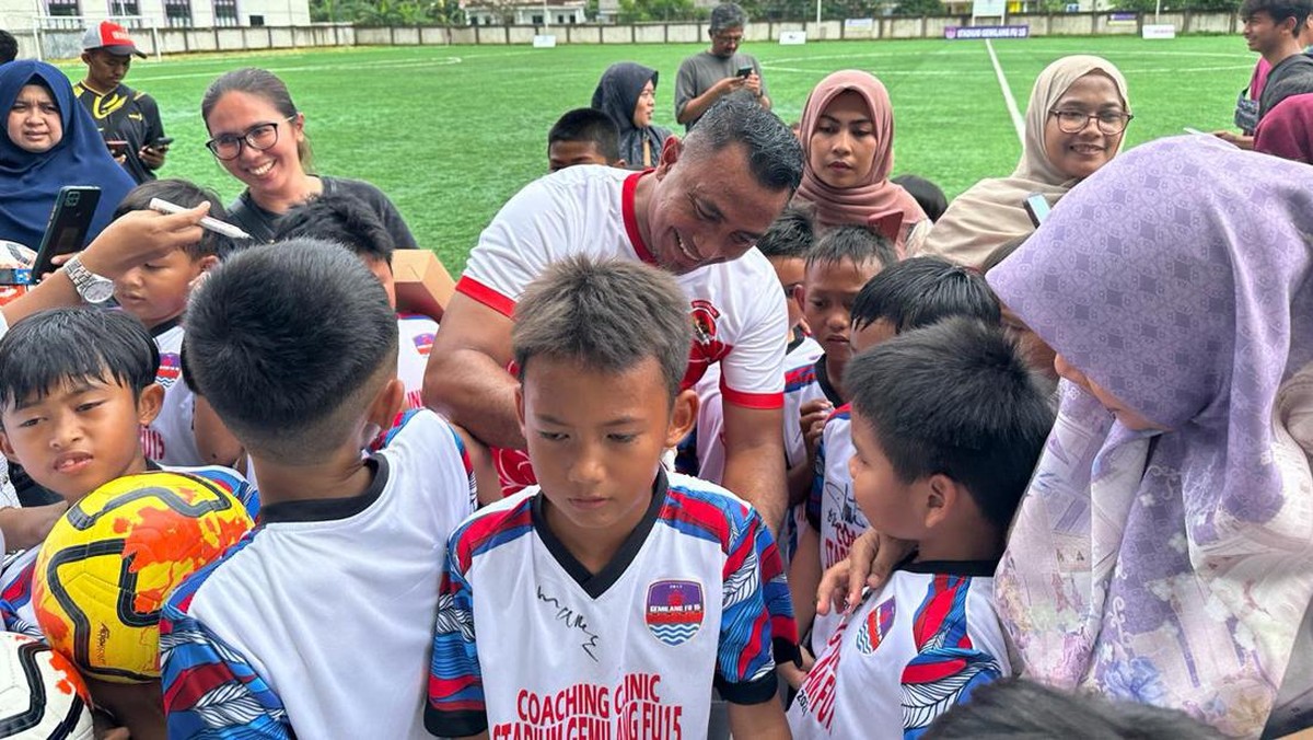 Firman Utina berikan tanda tangan ke anak-anak. (Foto: Istimewa)