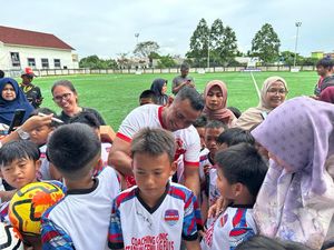 Eks Timnas Indonesia Buka Akademi Sepakbola Eks Timnas Indonesia Buka Akademi Sepakbola