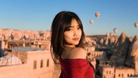 8 Gaya Pemotretan Fuji di Cappadocia, Menawan Dengan Dress Merah Sabrina