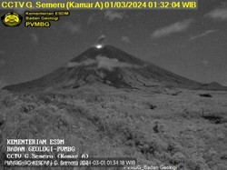 Gunung Semeru Semburkan Abu Vulkanik 600 Meter dari Puncak