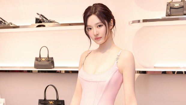 Gaya Ningning aespa jadi global ambassador Versace