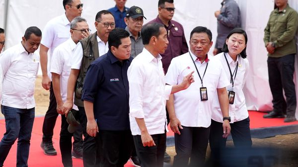 Gaya Jokowi Groundbreaking Kantor Telkom di IKN