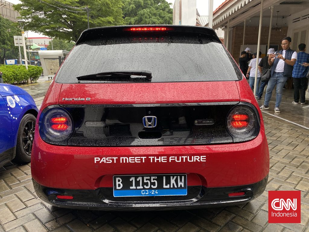 Mobil listrik mungil Honda e: bisa dijajal konsumen keliling Jakarta. Kehadirannya jadi bukti Honda juga punya mobil listrik.