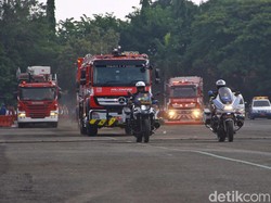 Melihat Aksi Quick Respons Roti 7 Lapis HUT Damkar di Surabaya