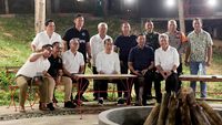 Intip Gaya Jokowi Santai Nikmati Malam di IKN Bareng Para Menteri