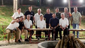 Intip Gaya Jokowi Santai Nikmati Malam di IKN Bareng Para Menteri