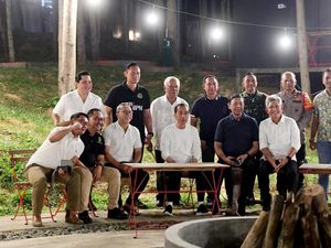 Intip Gaya Jokowi Santai Nikmati Malam di IKN Bareng Para Menteri