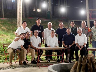Intip Gaya Jokowi Santai Nikmati Malam di IKN Bareng Para Menteri