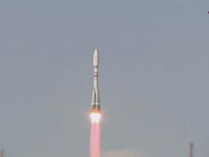 Rusia Bawa Satelit Iran ke Luar Angkasa Rusia Bawa Satelit Iran ke Luar Angkasa
