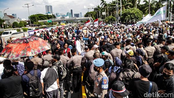 Jalan Gatot Subroto Ditutup Imbas Demo Depan DPR