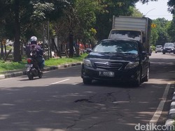 Gawat! Jalan Pahlawan Bandung Retak-retak dan Miring