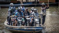 Ada Ojek Perahu Tarif Rp 2.000 di Jakarta, Angkut Motor Nyebrang Kali Angke