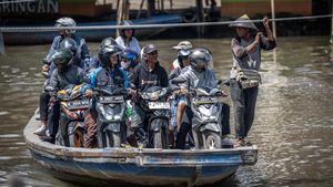 Ada Ojek Perahu Tarif Rp 2.000 di Jakarta, Angkut Motor Nyebrang Kali Angke