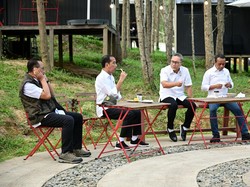 Jokowi Nikmati Udara Pagi dan Sarapan Rebusan Sukun Bareng Menteri di IKN