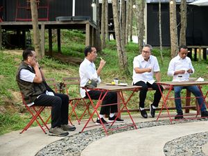 Jokowi Nikmati Udara Pagi dan Sarapan Rebusan Sukun Bareng Menteri di IKN Jokowi Nikmati Udara Pagi dan Sarapan Rebusan Sukun Bareng Menteri di IKN