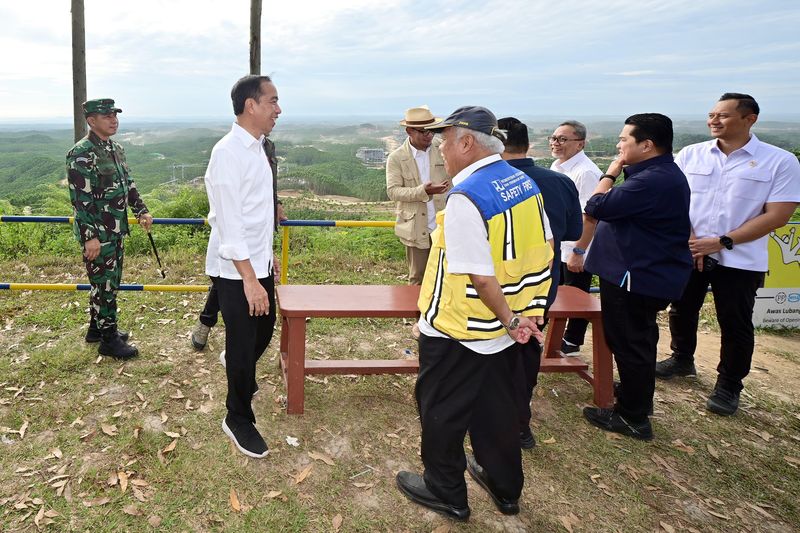 Presiden Joko Widodo (Jokowi) menikmati suasana pagi di Kawasan Ibu Kota Negara (IKN) Nusantara, Kalimantan Timur, Jumat (1/3/2024). Jokowi menikmati suasana pagi IKN bersama para menteri sambil sarapan di area mereka bermalam.