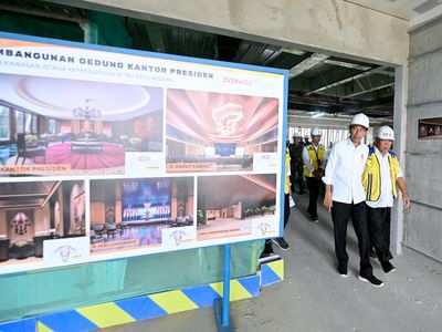 Jokowi Tinjau Kantor Presiden di IKN, Sudah Capai 74%