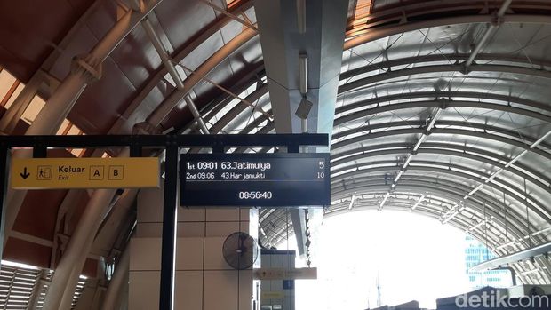 KAI menambah 44 perjalanan LRT Jabodebek pada hari kerja (weekday) sehingga mempercepat jarak kedatangan (headway) kereta menjadi 6 menit. (Annisa AR/detikcom)