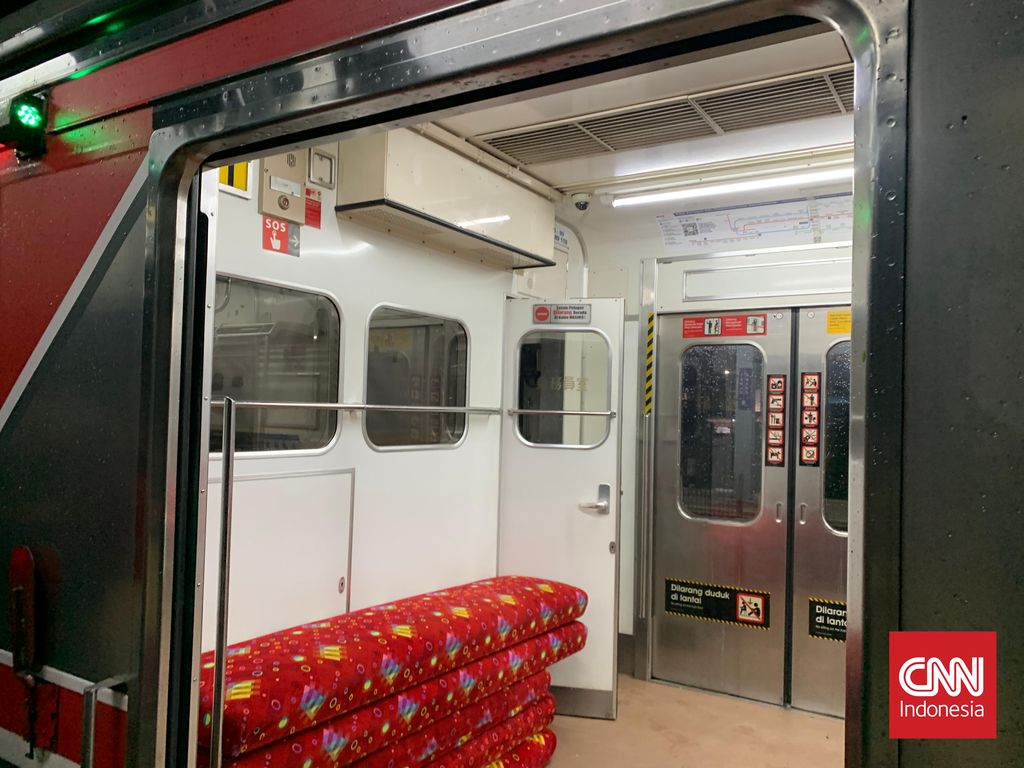 KRL yang diduga terhambat pohon tumbang tiba di Stasiun Tanah Abang pada Jumat (1/3/2024). (CNN Indonesia/Rachel Tesalonika)