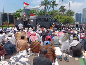 Massa Demo Dukung Hak Angket Geruduk DPR Massa Demo Dukung Hak Angket Geruduk DPR