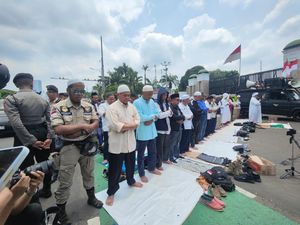 Massa Demo Gelar Salat Jumat di Depan Gedung DPR