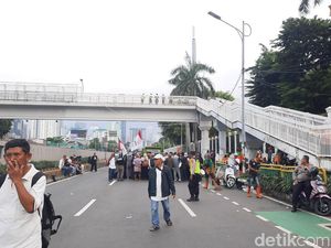 Massa Demo di DPR Bubar, Jalan Gatsu Kembali Dibuka Massa Demo di DPR Bubar, Jalan Gatsu Kembali Dibuka
