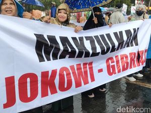 Demo di Depan Balai Kota Solo, Massa Bawa Spanduk Makzulkan Jokowi-Gibran Demo di Depan Balai Kota Solo, Massa Bawa Spanduk Makzulkan Jokowi-Gibran