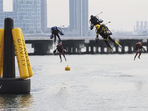 Melihat Serunya Lomba Pakaian Jet Bak Iron Man di Dubai