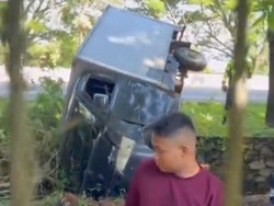 Mobil Boks Terperosok ke Selokan di Tol Reformasi Makassar, Pengemudi Luka