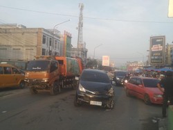 Ditinggal Pemilik Usai Tabrak Trotoar, Mobil Ini Parkir di Tengah Jalan Medan