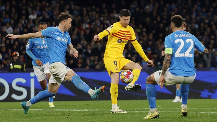 Soccer Football - Champions League - Round of 16 - First Leg - Napoli v FC Barcelona - Stadio Diego Armando Maradona, Naples, Italy - February 21, 2024 FC Barcelonas Robert Lewandowski in action with Napolis Amir Rrahmani and Giovanni Di Lorenzo REUTERS/Ciro De Luca