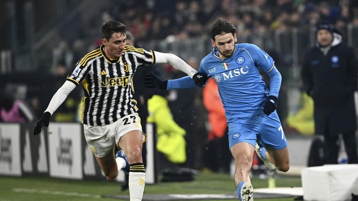 TURIN, ITALY - DECEMBER 08: Khvicha Kvaratskhelia (R), of Napoli, is challenged by Andrea Cambiaso (L), of Juventus, during the Italian Serie A football match between Juventus and Napoli at the Allianz Stadium in Turin, Italy, on December 08, 2023. (Photo by Isabella Bonotto/Anadolu via Getty Images)