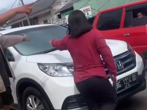 Viral Pemotor Wanita Ditabrak Lari di Simpang Polda Sumsel Viral Pemotor Wanita Ditabrak Lari di Simpang Polda Sumsel