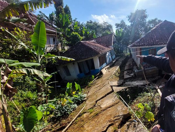 Melihat Dahsyatnya Pergerakan Tanah di Pelosok Bandung Barat