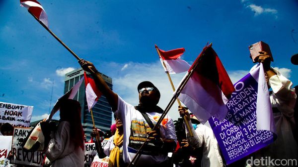 Potret Massa Gelar Aksi di Depan DPR Siang Ini