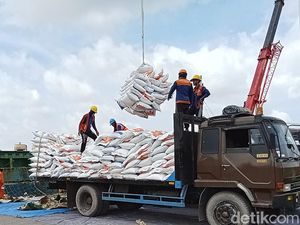 Tambah Stok, 9 Ribu Ton Beras Impor Tiba di Palembang