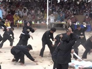 Tradisi Perang Ketupat di Babel Dipercaya Bersihkan Kampung dan Tolak Bala