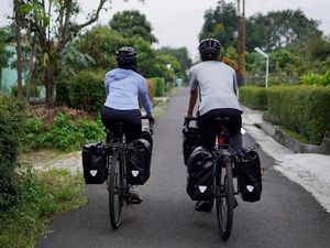 Couple Goals! Pasangan Ini Bersepeda Bandung-Makkah