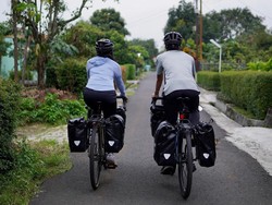Couple Goals! Pasangan Ini Bersepeda Bandung-Makkah