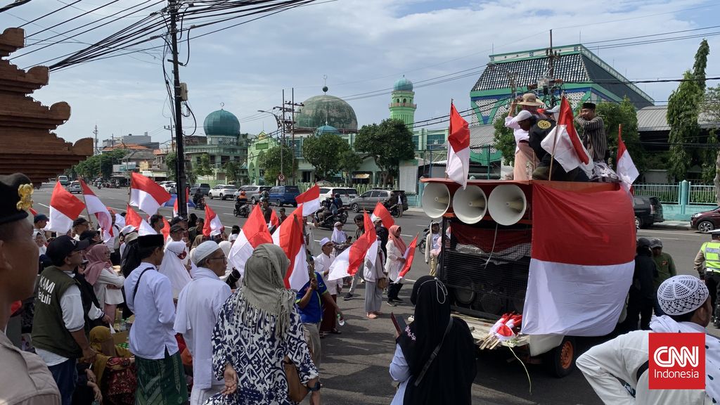 Ratusan orang yang mengatasnamakan dirinya Forum Penyelamat Pemilu Jurdil (FPPJ) menggelar aksi di depan Gedung DPRD Jawa Timur, Surabaya, Jumat (1/3).