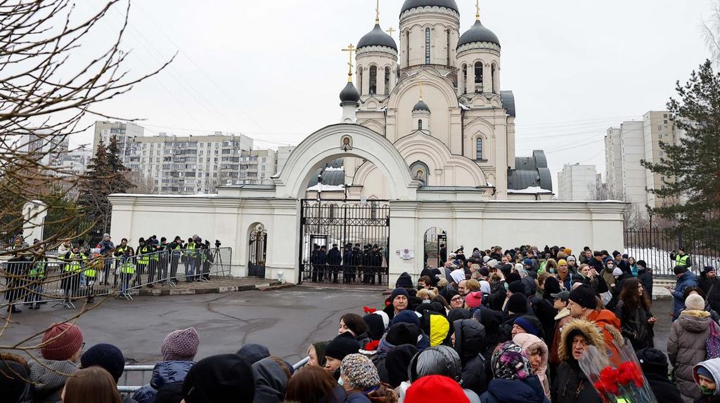 Ratusan Orang Hadiri Pemakaman Alexei Navalny Ratusan Orang Hadiri Pemakaman Alexei Navalny