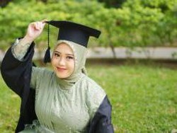 Sisihkan Uang KIP Kuliah untuk S2, Ulfah Lulus 6 Bulan dengan IPK 4