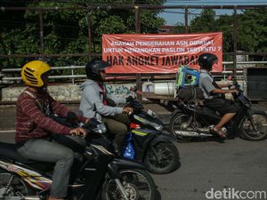 Spanduk Dukungan Hak Angket DPR Bertebaran di Jakarta Spanduk Dukungan Hak Angket DPR Bertebaran di Jakarta