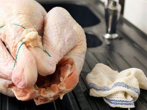 Tak Pernah Cuci Daging Ayam Sebelum Dimasak, Wanita Ini Disorot