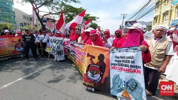 Tolak pemilu curang, ratusan massa didominasi kaum emak-emak Lampung geruduk kantor KPU Lampung di Jalan Gajah Mada No 87, Tanjung Agung Raya, Kedamaian, Kota Bandarlampung, Jumat (1/3).