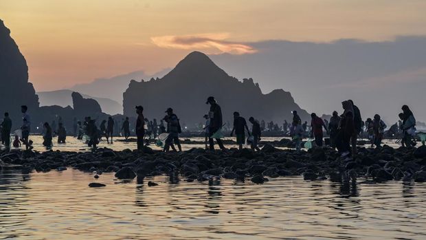 Tradisi Bau Nyale di Mandalika Lombok Pantai Seger, tempat wisata dekat Sirkuit Mandalika, Lombok Tengah, Nusa Tenggara Barat