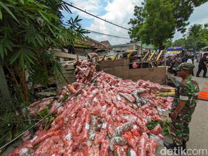 Truk Boks Tabrak Pohon Lalu Terguling Hancurkan Teras Rumah Warga Ponorogo